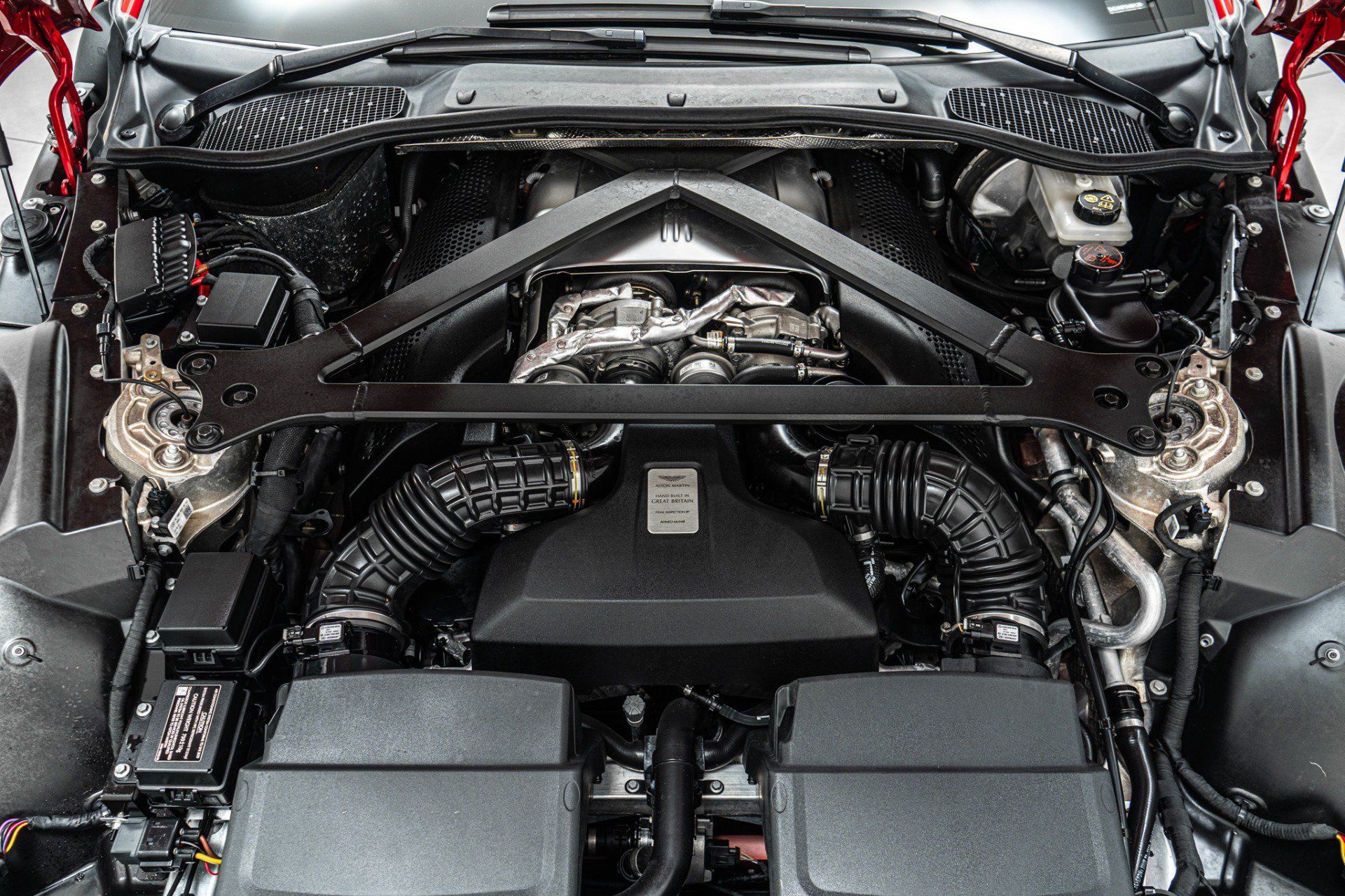 Used 2023 Aston Martin V8 Vantage Coupe RWD image 12