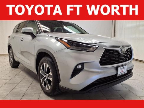 Used 2024 Toyota Highlander XLE image 1