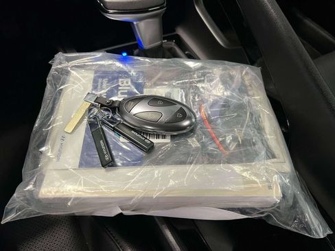 Used 2025 Hyundai Elantra Limited FWD image 38