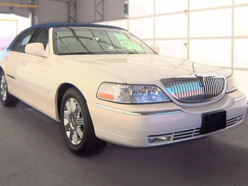 Used 2003 Lincoln Town Car Cartier RWD image 4
