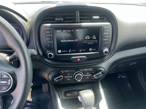Used 2025 Kia Soul LX w/ LX Technology Package FWD image 17