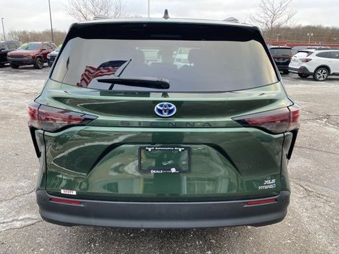 Used 2024 Toyota Sienna XLE image 4