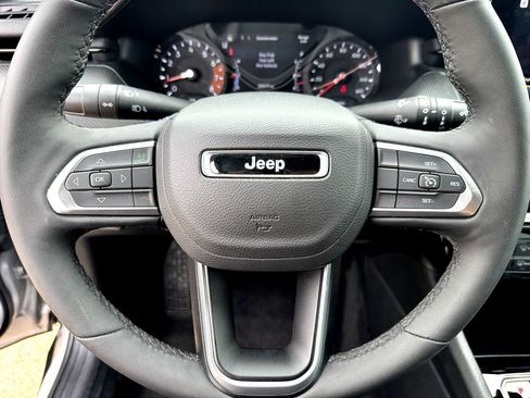 Used 2025 Jeep Compass Latitude w/ Convenience Group AWD/4WD image 14