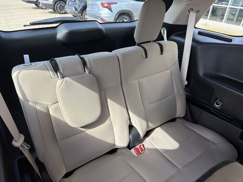 Used 2023 Ford Explorer XLT RWD image 9