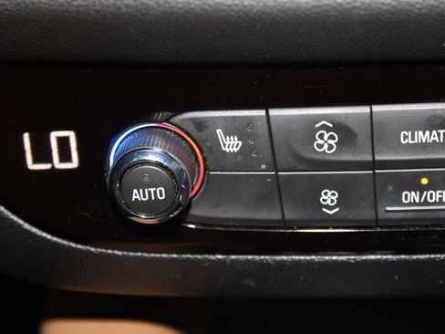 Used 2019 Buick Enclave Essence w/ LPO, Luxury Package image 43