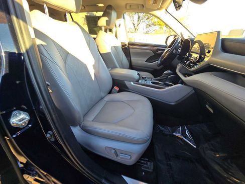 Used 2023 Toyota Highlander Platinum image 11