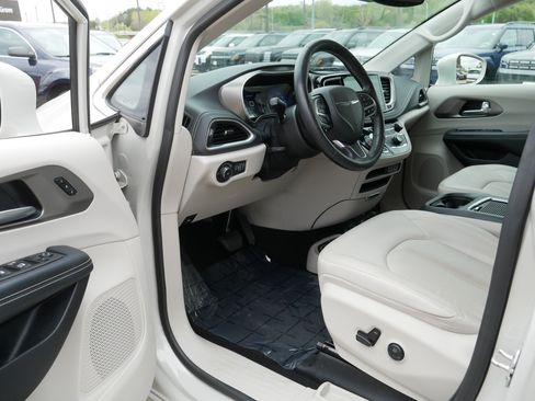 Used 2021 Chrysler Pacifica Touring-L w/ Premium & Safety Sphere Group FWD image 11