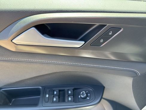 New 2026 Volkswagen Taos SE FWD image 19