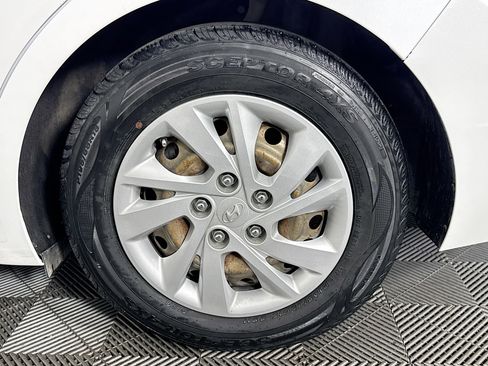 Used 2019 Hyundai Elantra SE w/ Winter Weather Package image 35