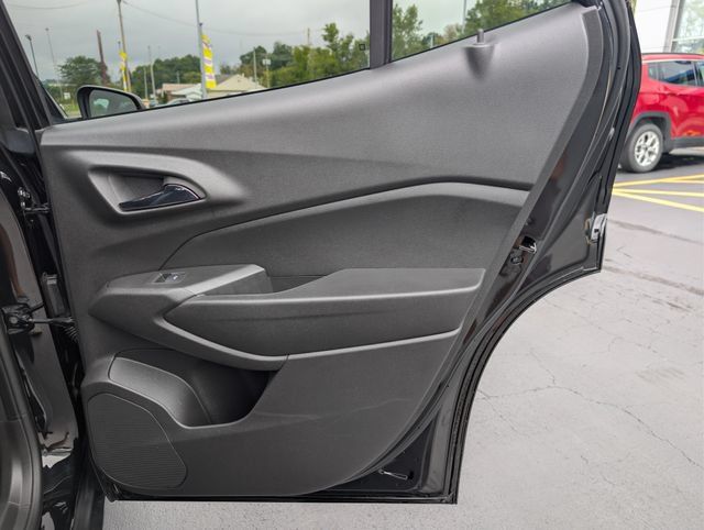 Used 2024 Chevrolet Trax RS w/ Sunroof Package FWD image 18