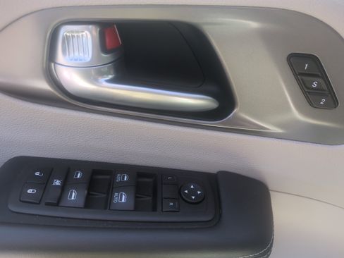 Used 2024 Chrysler Pacifica Touring-L FWD image 9