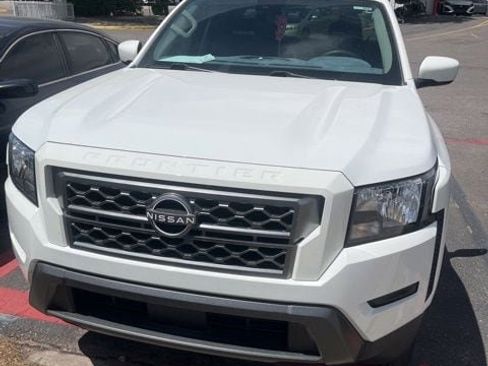 Used 2022 Nissan Frontier SV RWD image 2