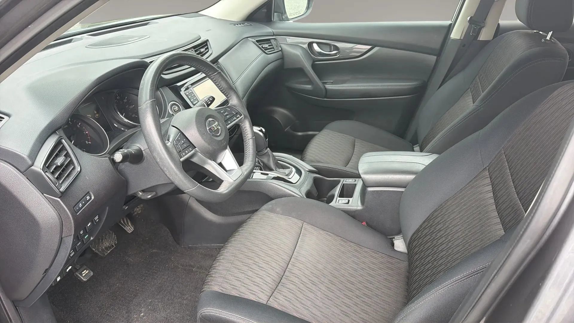 Used 2017 Nissan Rogue SV AWD/4WD image 24