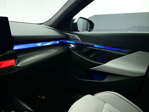 Used 2025 BMW M5 w/ Carbon Package image 59