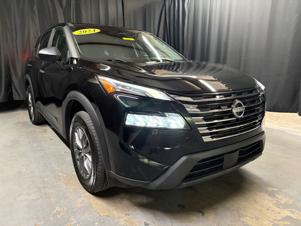 Used 2024 Nissan Rogue S AWD/4WD image 3