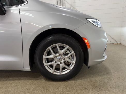 Used 2024 Chrysler Pacifica Touring-L FWD image 32