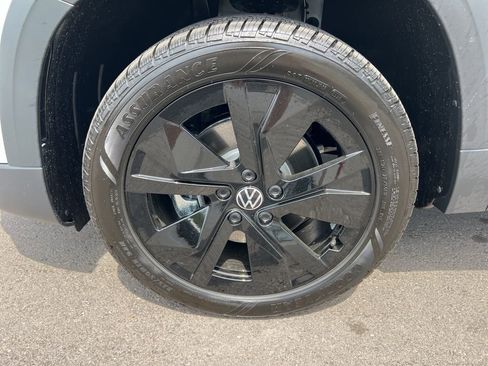 New 2026 Volkswagen Taos SE FWD image 7