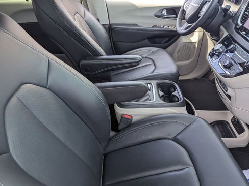 Used 2024 Chrysler Pacifica Touring-L image 11