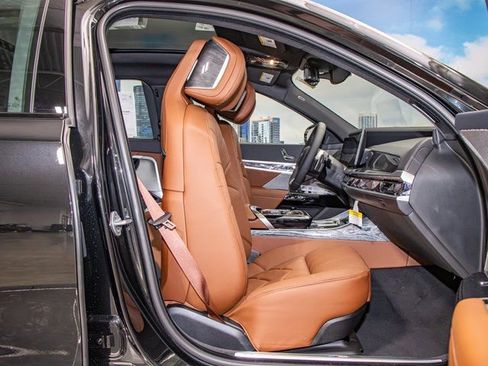 Used 2025 BMW 750e xDrive w/ Premium Package image 22