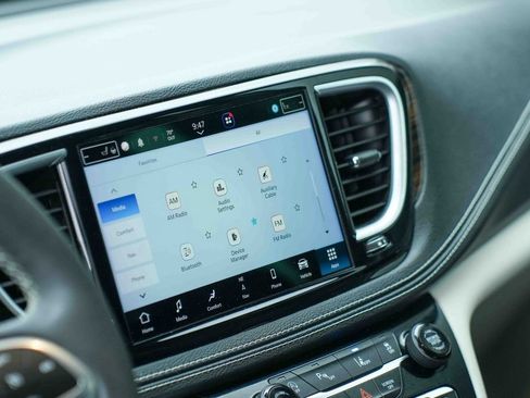 Used 2023 Chrysler Pacifica Limited AWD/4WD image 24
