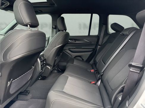 Used 2025 Jeep Grand Cherokee Laredo X RWD image 12