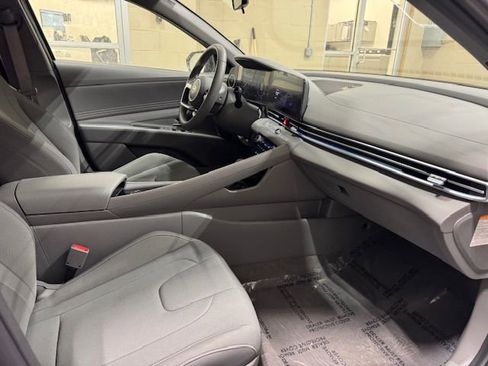 Used 2025 Hyundai Elantra SEL image 6
