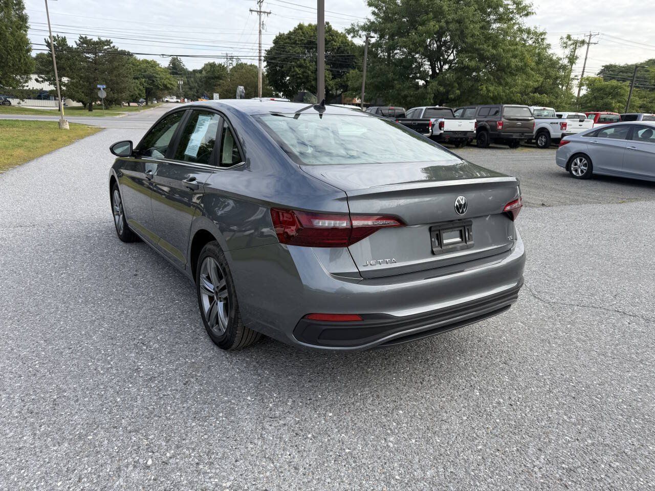 Used 2024 Volkswagen Jetta SE FWD image 3