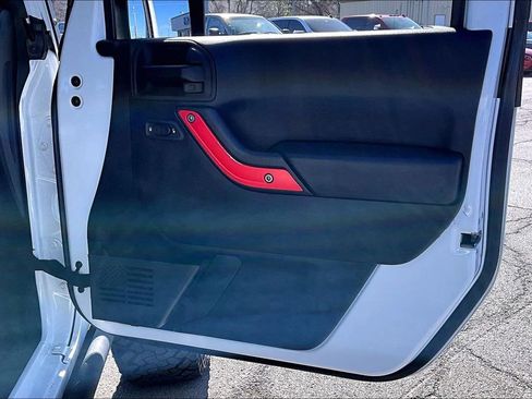 Used 2015 Jeep Wrangler Unlimited Sahara w/ Connectivity Group image 25