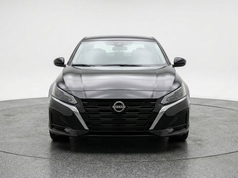 Used 2025 Nissan Altima 2.5 SV FWD image 2