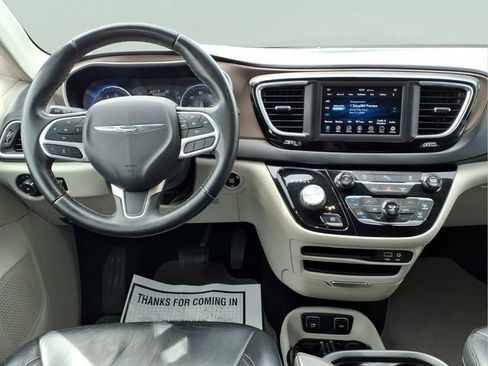 Used 2018 Chrysler Pacifica Touring-L FWD image 6