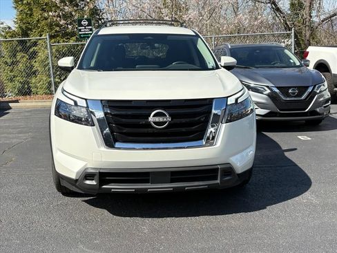 Used 2024 Nissan Pathfinder SV image 3