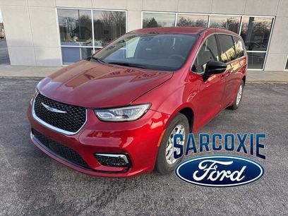 Used 2025 Chrysler Pacifica Select