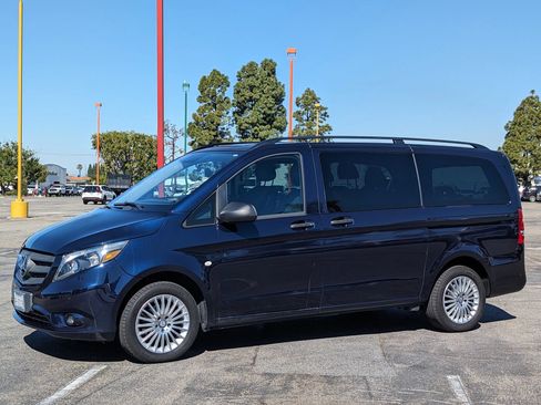 Used 2017 Mercedes-Benz Metris Passenger image 4