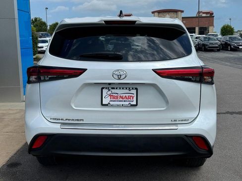 Used 2022 Toyota Highlander LE AWD/4WD image 4
