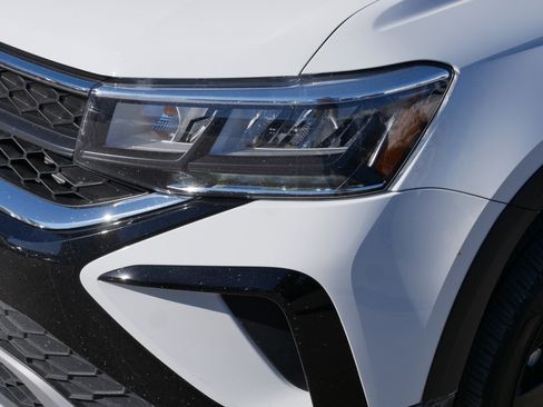 Used 2023 Volkswagen Taos SE image 16