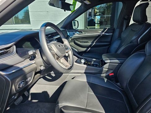 Used 2024 Jeep Grand Cherokee Overland w/ Advanced Protech Group III image 17