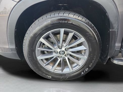 Used 2019 Toyota Highlander XLE AWD/4WD image 37
