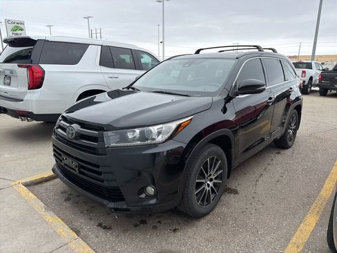 Used 2017 Toyota Highlander SE image 3