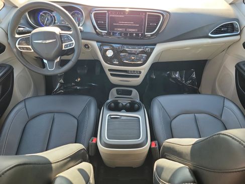 Used 2024 Chrysler Pacifica Touring-L image 15