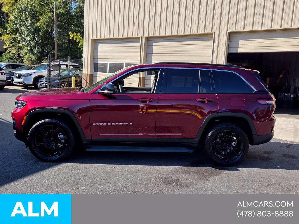 Used 2025 Jeep Grand Cherokee Limited w/ Luxury Tech Group II AWD/4WD image 2
