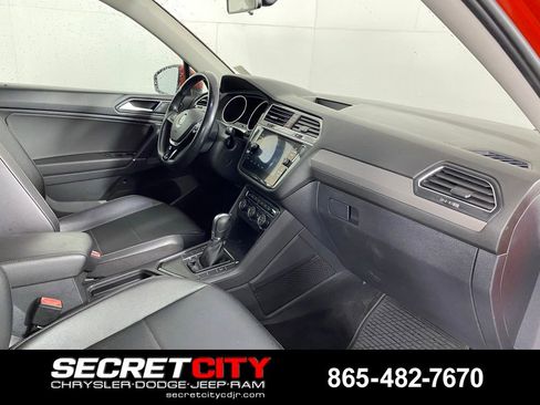 Used 2018 Volkswagen Tiguan SE w/ Panoramic Sunroof Package FWD image 31