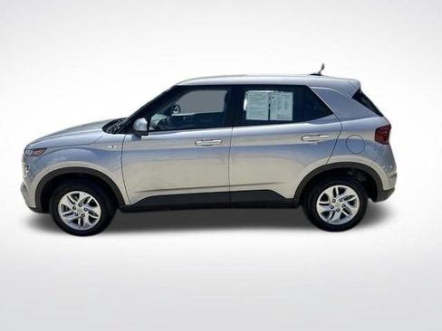 Used 2025 Hyundai Venue SE FWD image 6