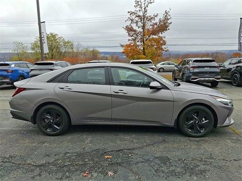 Used 2023 Hyundai Elantra SEL w/ Winter Weather Package image 7