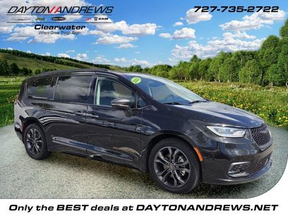 Certified 2023 Chrysler Pacifica Touring-L w/ Road Tripper Package