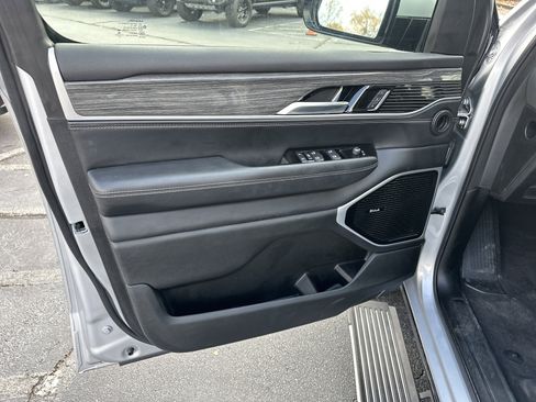 Used 2022 Jeep Wagoneer Series III w/ Premium Group I image 12