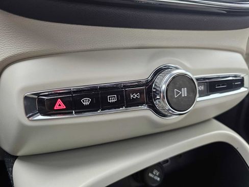 Used 2025 Volvo XC40 B5 Plus w/ Protection Package Premier image 33