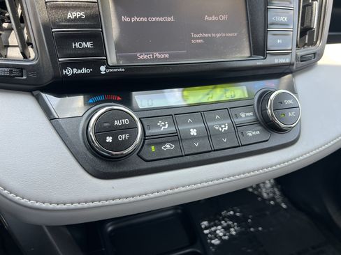 Used 2017 Toyota RAV4 XLE w/ Carpet Mat Package FWD image 28