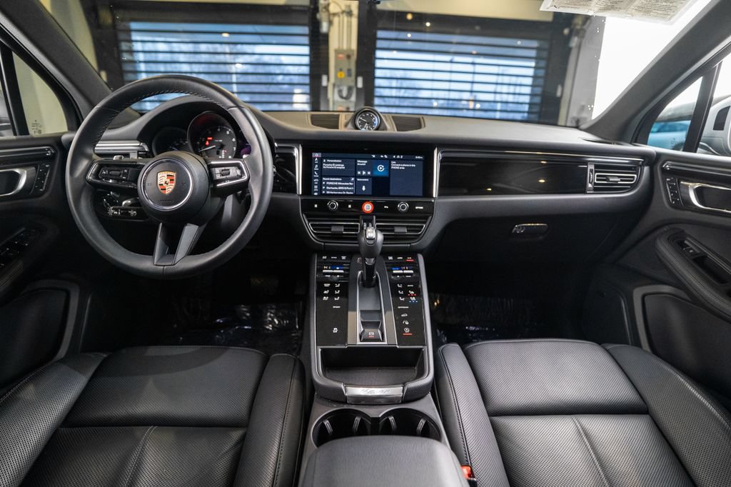 Certified 2025 Porsche Macan AWD/4WD image 15