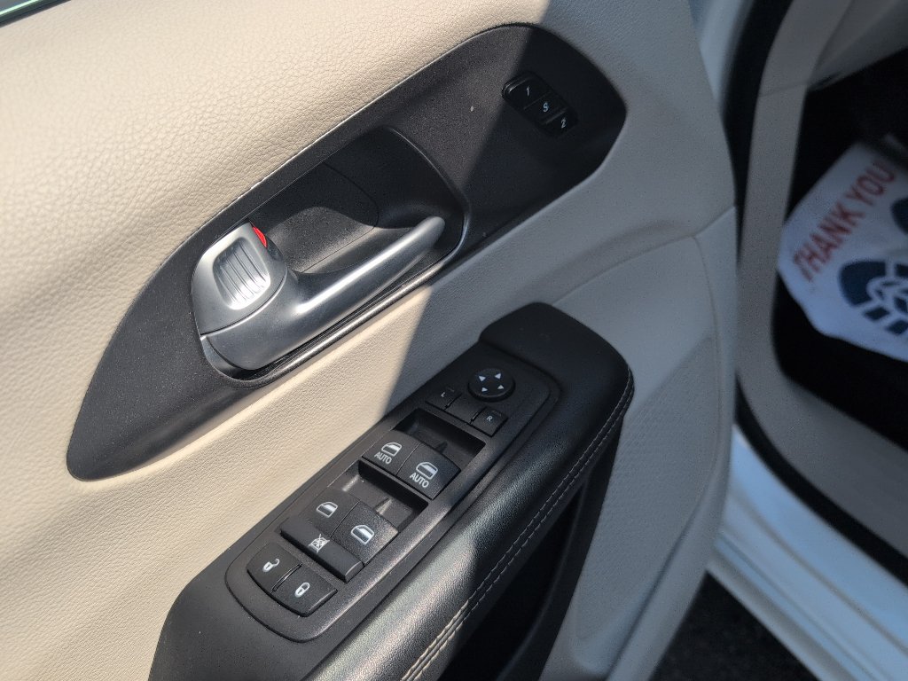 Used 2024 Chrysler Pacifica Touring-L FWD image 18