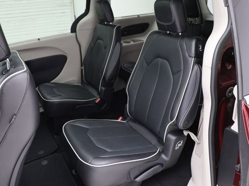 Used 2022 Chrysler Pacifica Limited AWD/4WD image 11